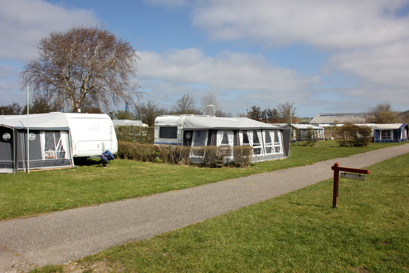 Vildsund Camping ligger få hundrede meter fra Limfjorden og 10 minutters kørsel fra Vesterhavet. Det giver rige muligheder for at bade fra stranden, ligesom der findes idrætshal og svømmehal i både Snedsted, Hurup og Thisted.